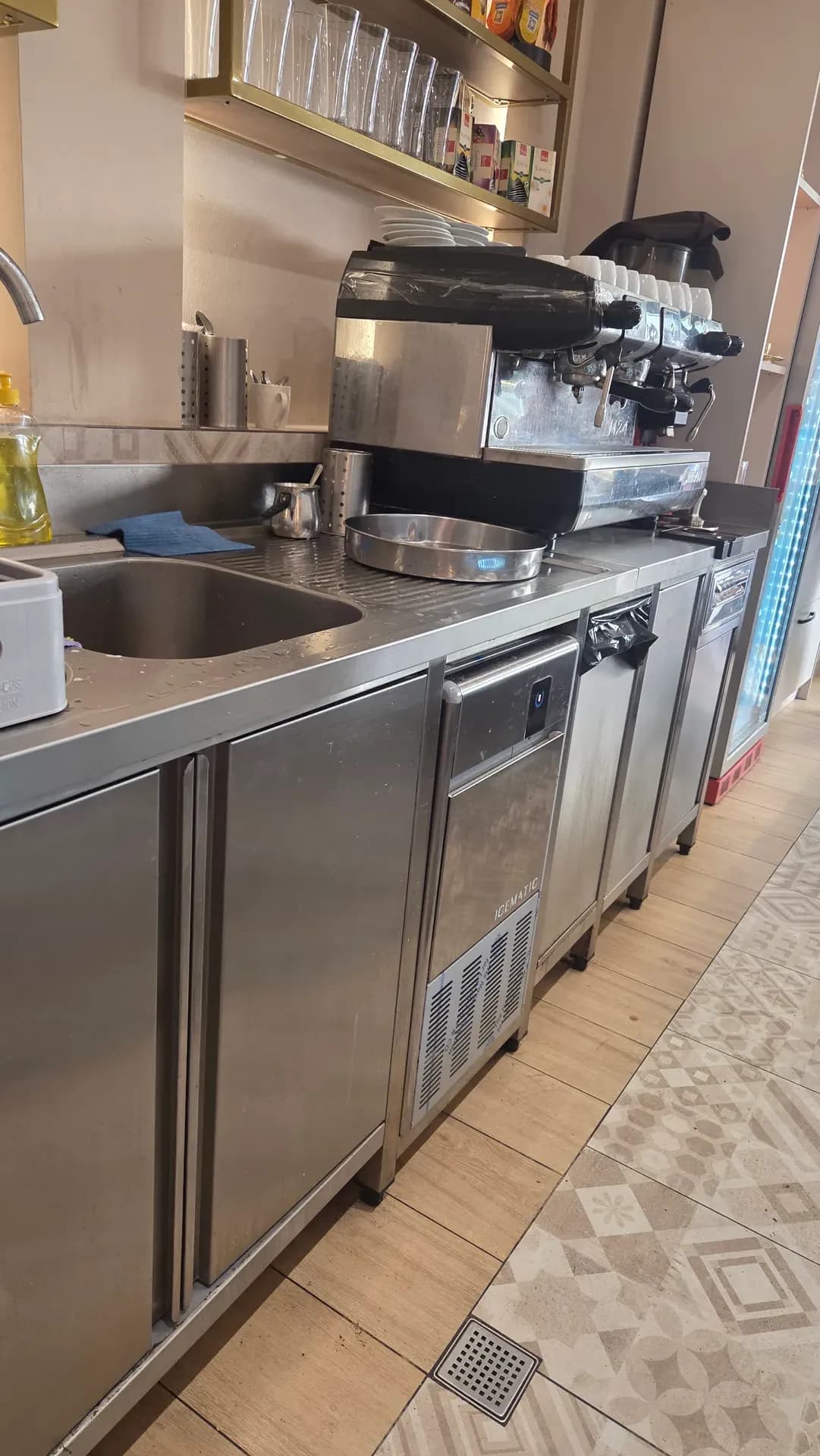 Novi inox retropult po mjeri sa sudoperom i radnom površinom za espresso aparat