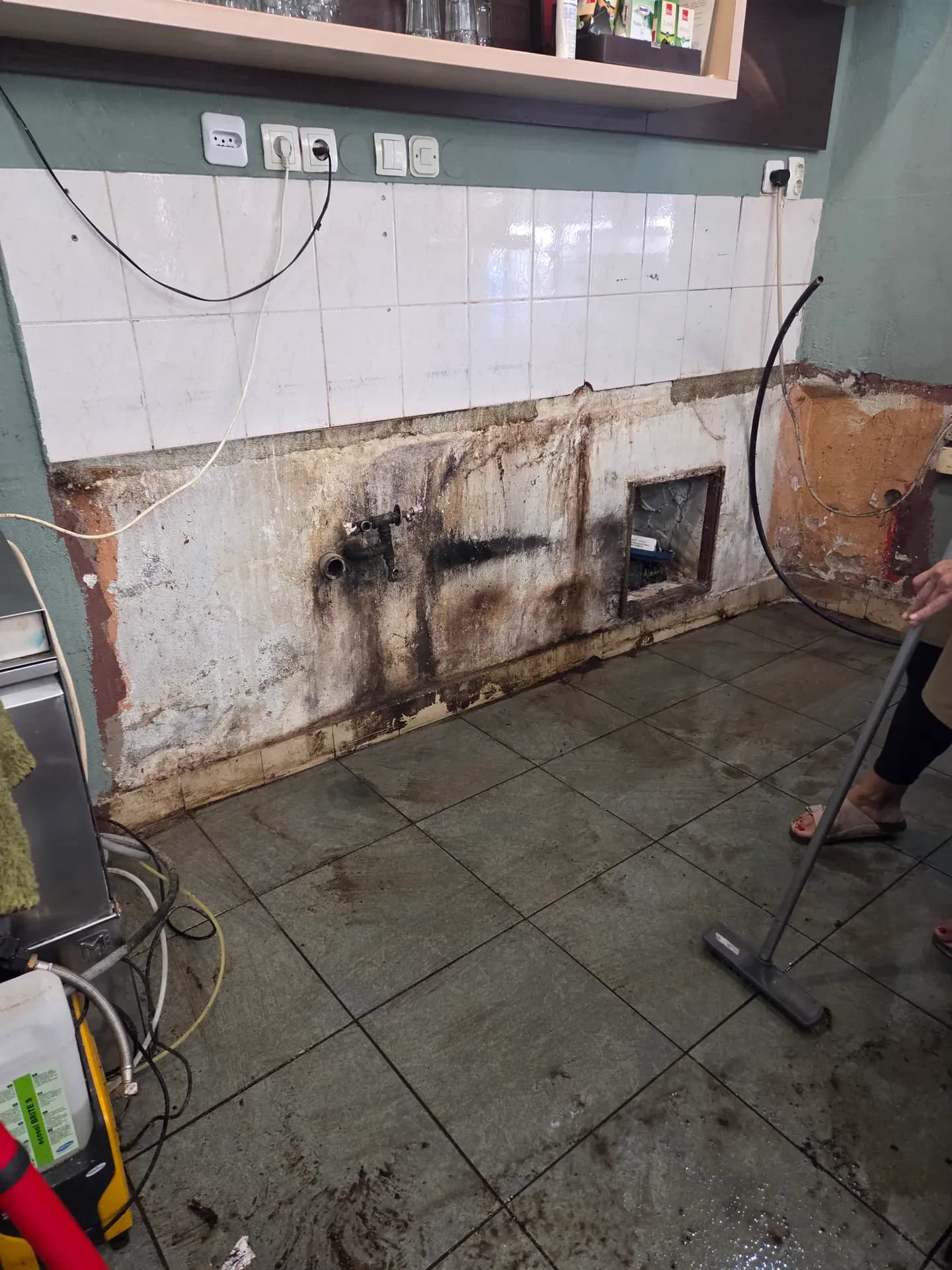 Prostor iza šanka nakon rasklapanja, pripremljen za montažu inox retropulta