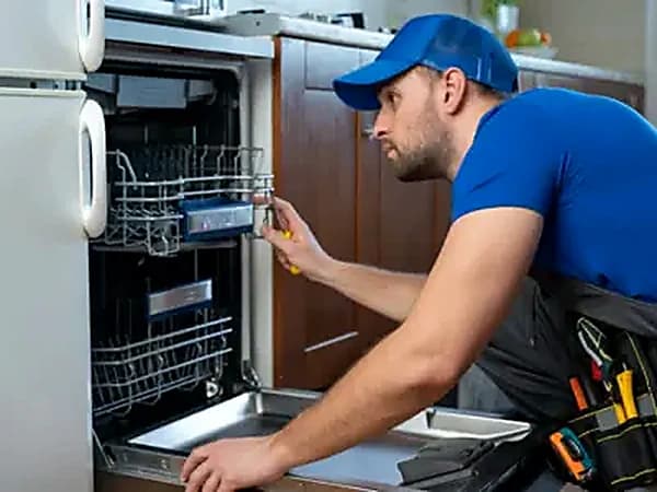 Serviser pregleda mašinu za pranje posuđa tokom preventivnog održavanja Serviser pregleda mašinu za pranje posuđa tokom preventivnog održavanja